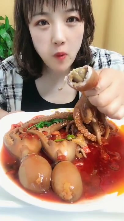 吃八爪鱼正确打开方式你知道吗?看看美女怎么吃的,真开眼了
