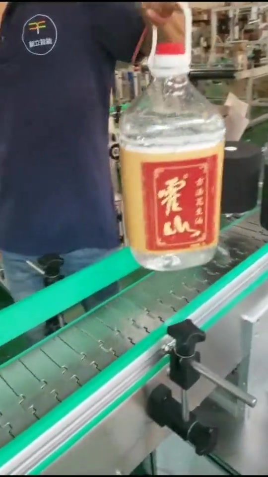 酒瓶过来的那瞬间,贴纸就贴上去了,这配合得也太好了!