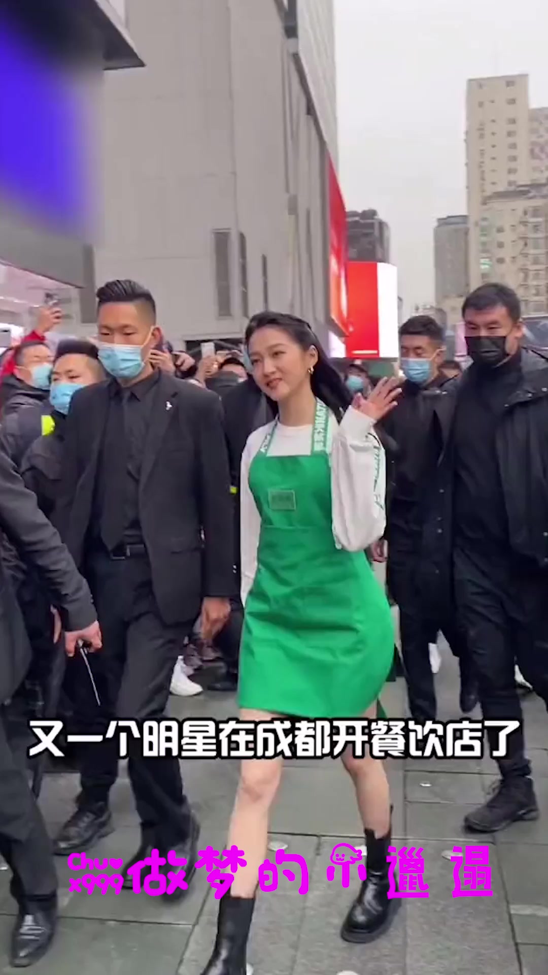 关晓彤开奶茶店,店铺穿工作服现身街头,路人镜头下的腿抢镜了!