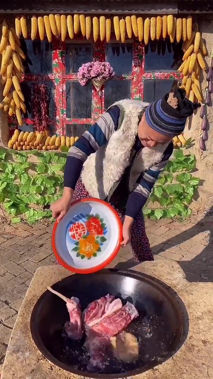 东北大哥做正宗杀猪菜,看到成品之后,有空一定要去趟东北