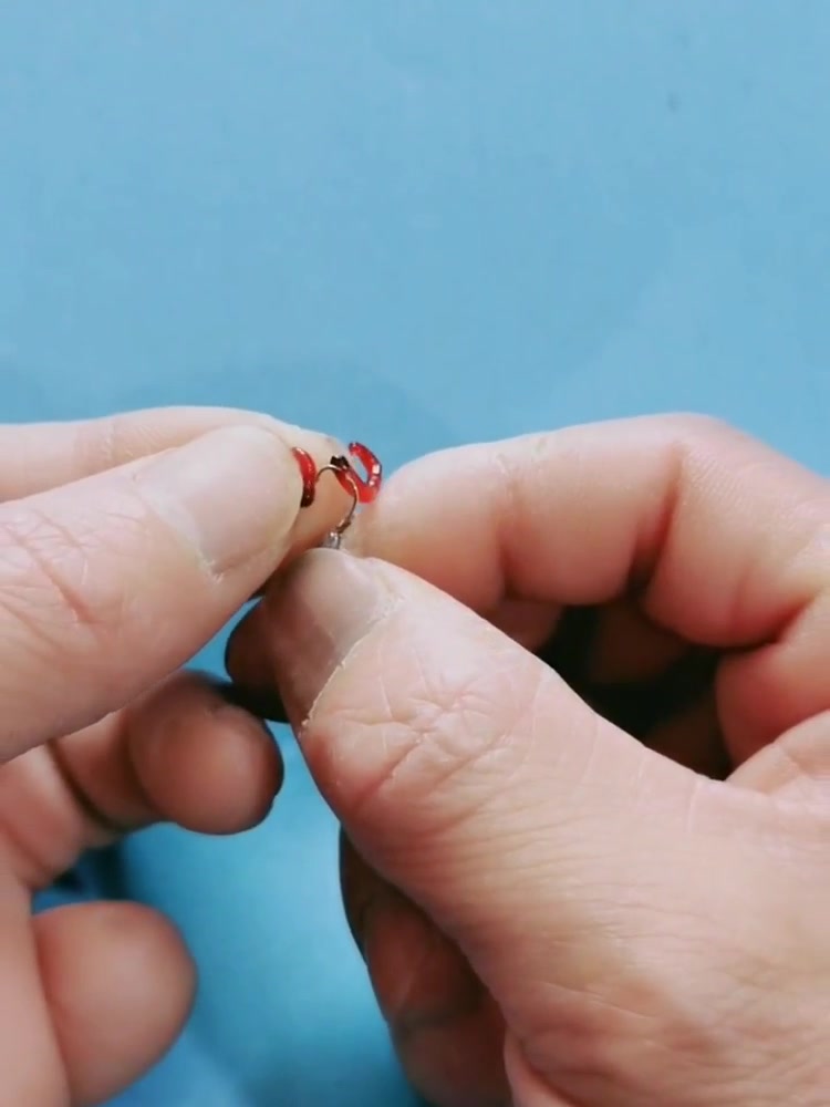 钓鱼技巧:说一下红虫的挂钩方法