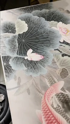 李杰武工笔画:刚刚画完的四尺荷花鲤鱼图。