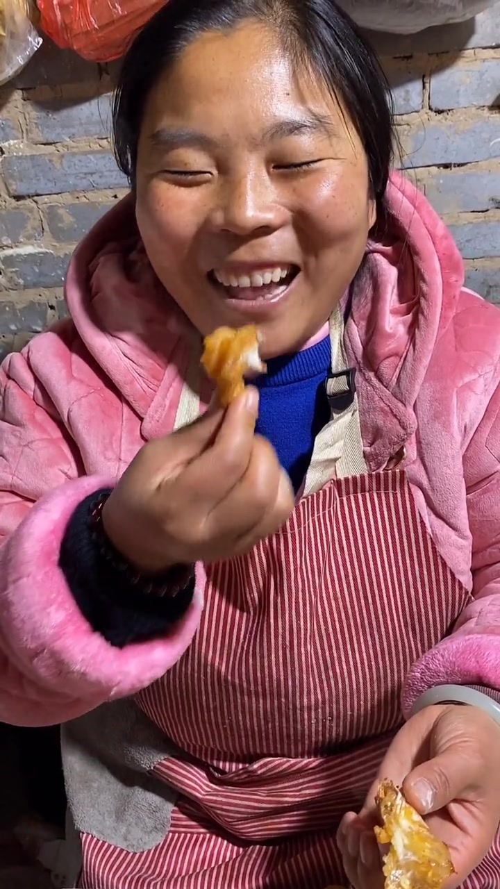 农村大姐给婆婆做孜然大虾,出锅的那一刻,真是馋到我了