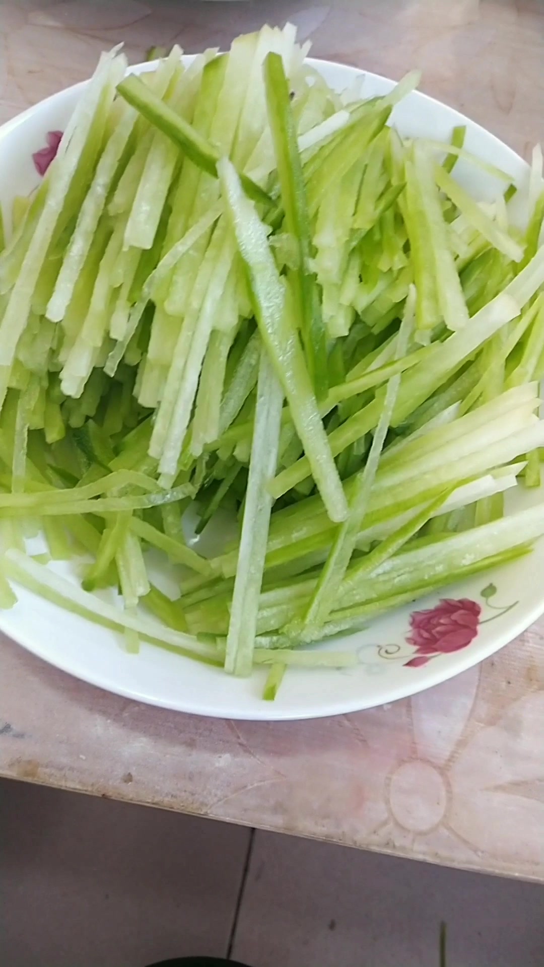 冬天来一碗元气满满的鲜虾萝卜汤,制作简单还美味,赶紧试一下吧