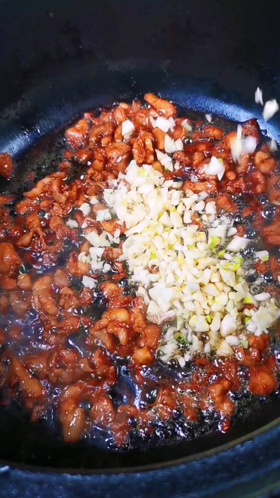 冬天里来一碗酸辣鸡丁米线,好吃得劲。#美食