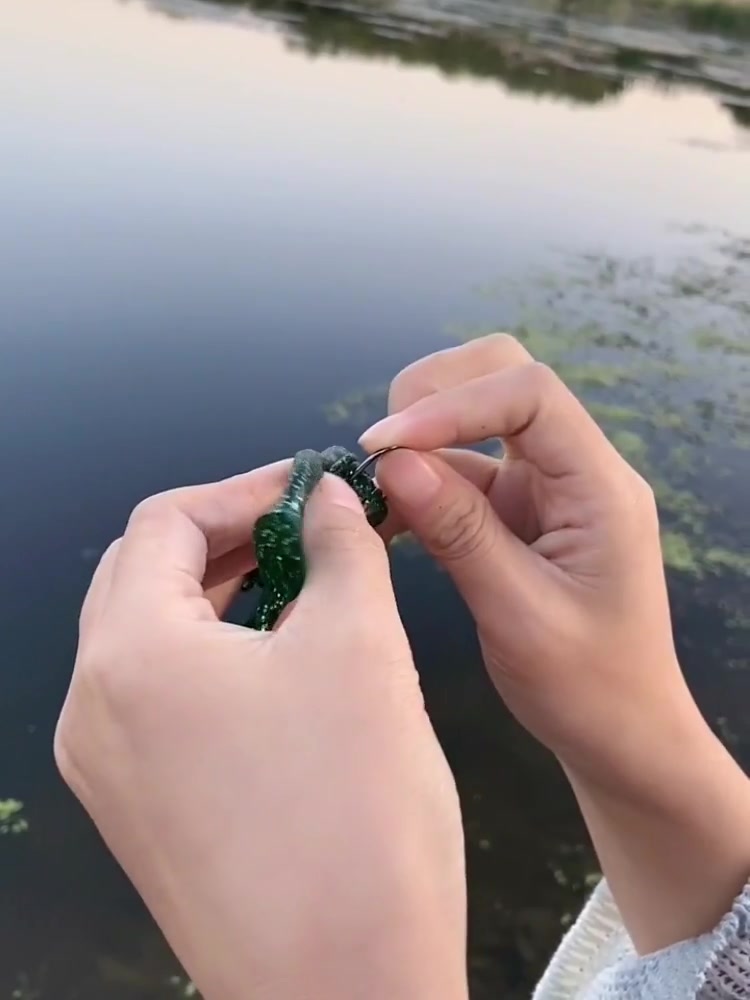 亮水区钓黑鱼,浮水小青蛙的挂法