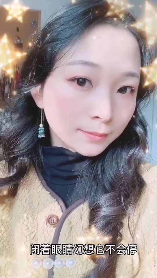 好久没出镜了,这个冬天又长了不少肉肉～这款耳坠很有圣诞气氛吧