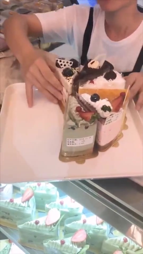 买了几块小蛋糕,拼出来一个八寸蛋糕,你猜一下我花了多少钱