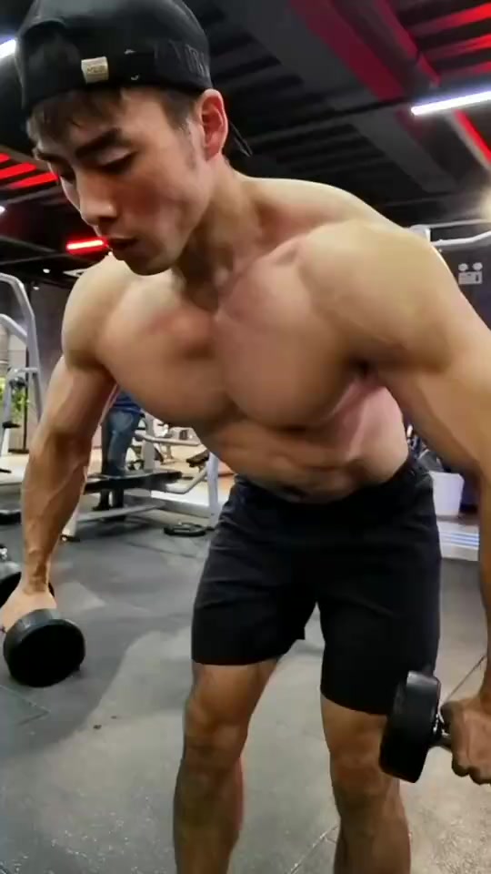 肌肉男:认真努力锻炼的你,真的是帅到爆