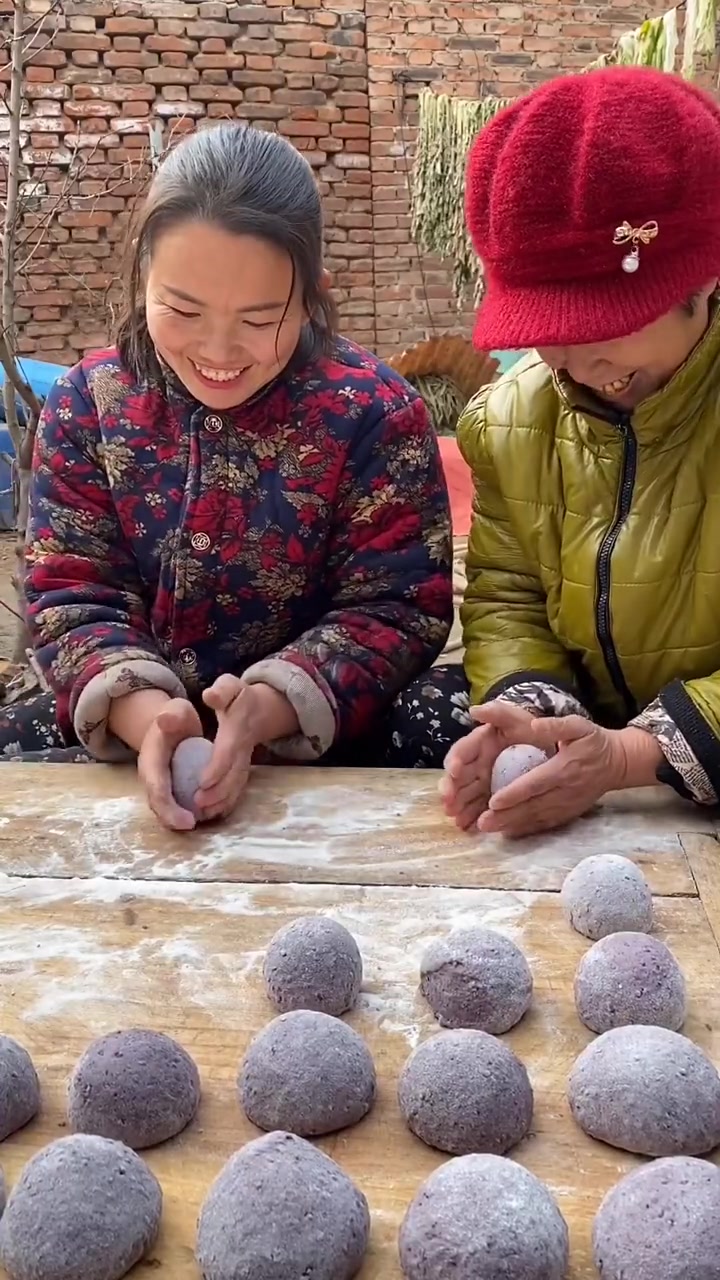 农村大姐用铁锅蒸香米馒头,掀开锅盖的那一看,我最少能吃五个