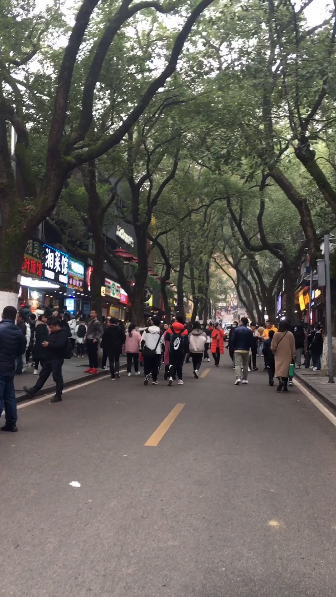 来长沙必吃的臭豆腐,排了半天的队,终于到手了