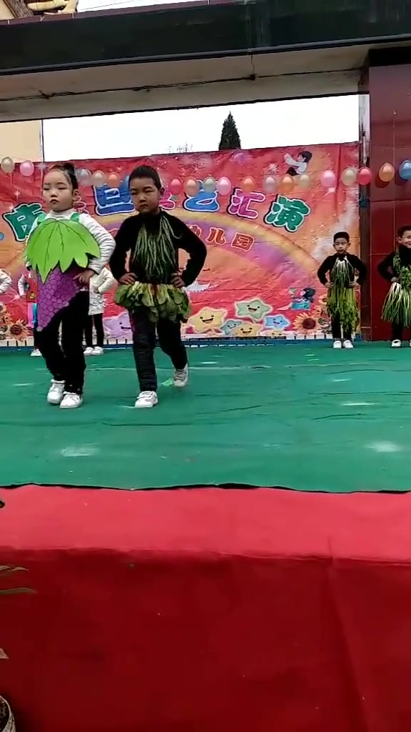 孩子装扮成蔬菜水果走秀,我觉得老师比学生激动多了