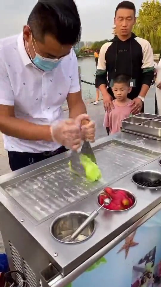 小伙摆摊新创意,用美年达炒酸奶,生意门庭若市!