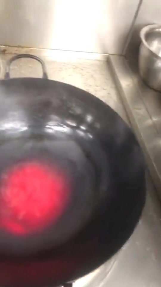 让你们看一下厨师的最高境界,锅中不放油,炒菜也不会粘锅!