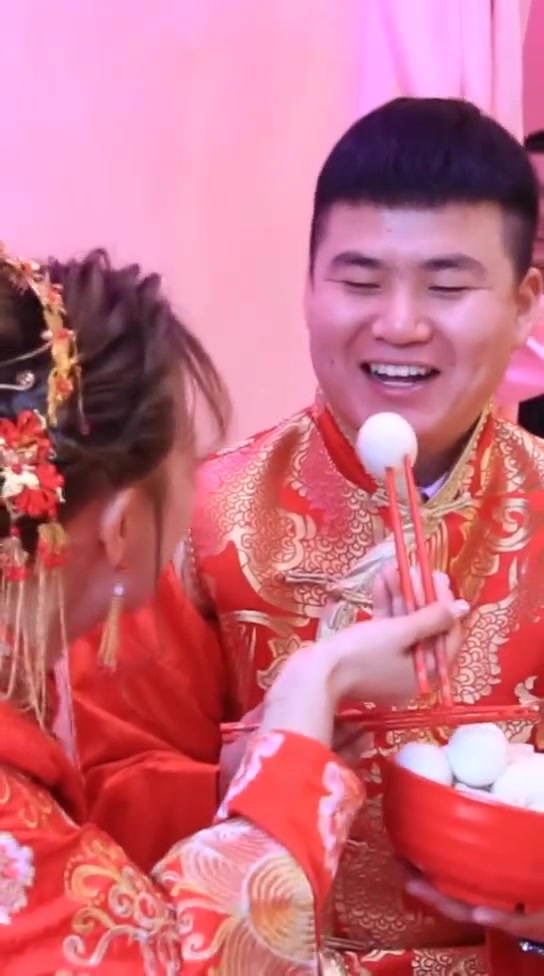 新娘喂新郎吃汤圆,不料新郎突然说了一句,瞬间感觉姑娘嫁对人了