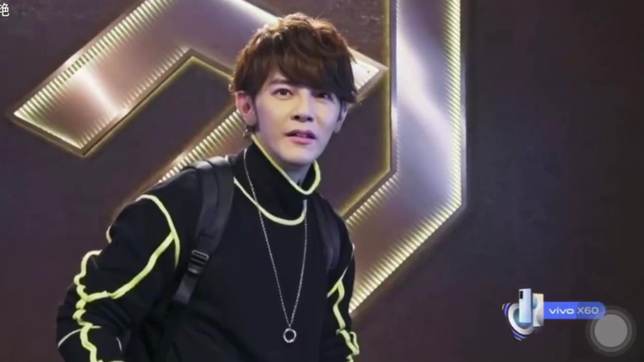 #追光吧哥哥#汪东城对自己的身材超级有自信,在节目中也是大秀人鱼线看来“人鱼”这个外号也是