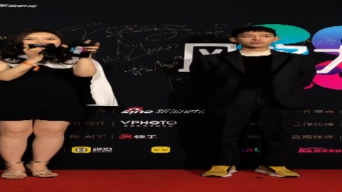 #娱乐圈未解之谜# 陆柯燃 新浪时尚风格大赏红毯~黑色渔网收腰装造型,又美又酷!!