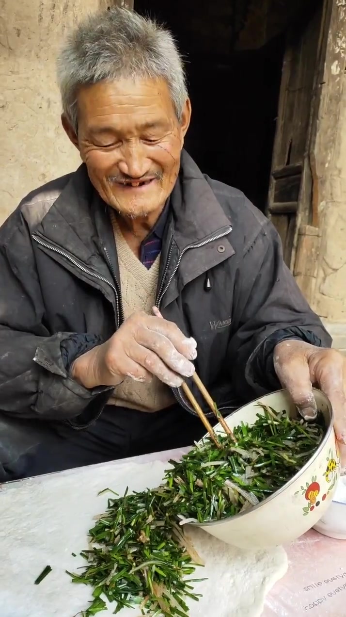 这才是真正的大包子,咬开一看全是馅,正减肥的我管不住嘴了!