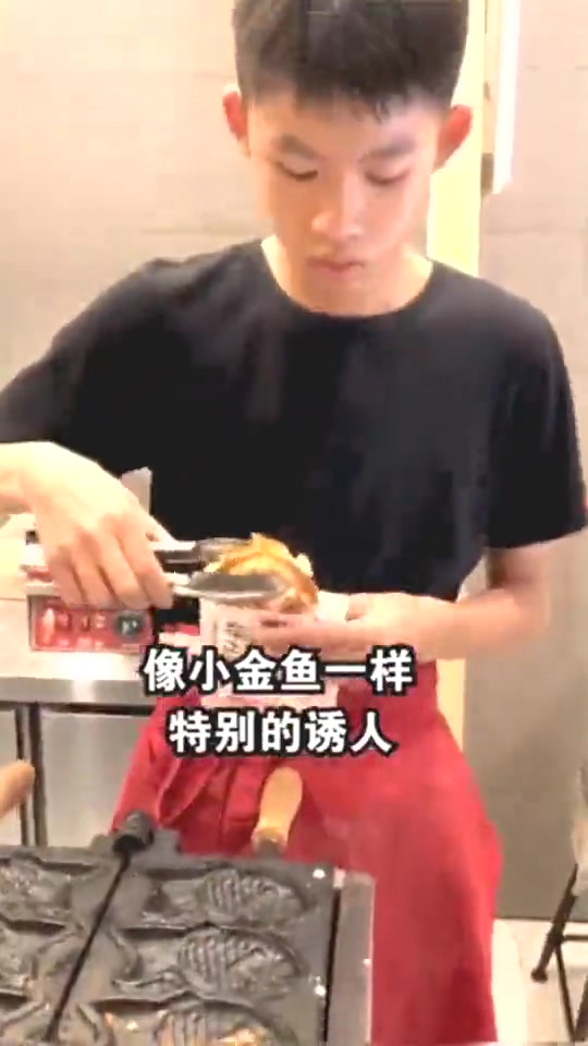 新鲜出炉的章鱼烧,吃起来一口一个饱满,还要考虑减肥吗