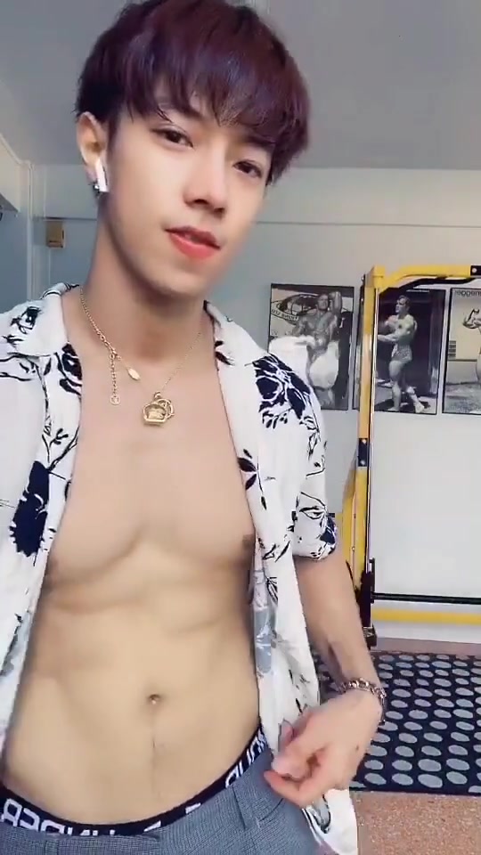 肌肉男:这样的小鲜肉,有颜值有身材你爱了吗?