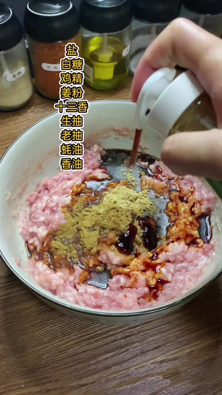 芹菜猪肉水饺的做法,一盘不够吃呦