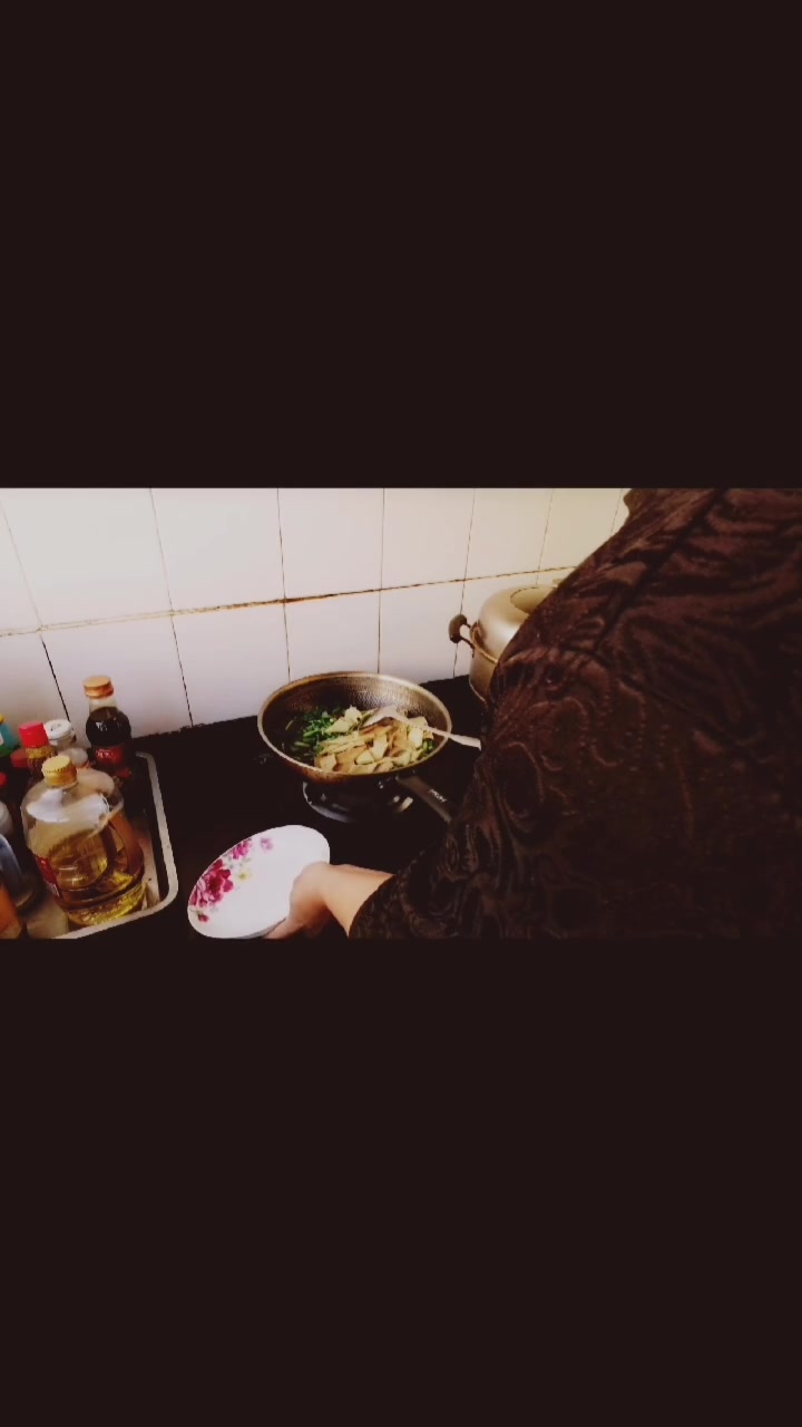 粉疙渣炒韭菜。张家口特色美食。