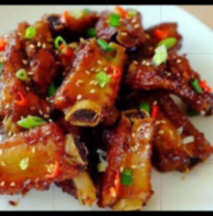 蒜香排骨是一道美味可口的地方名菜,属于上海菜。其口感蒜香浓郁