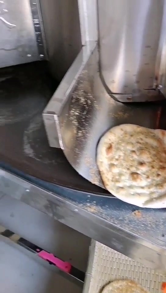 烧饼机还是选滕州圣天!界河客户一会就学会烤烧饼了!