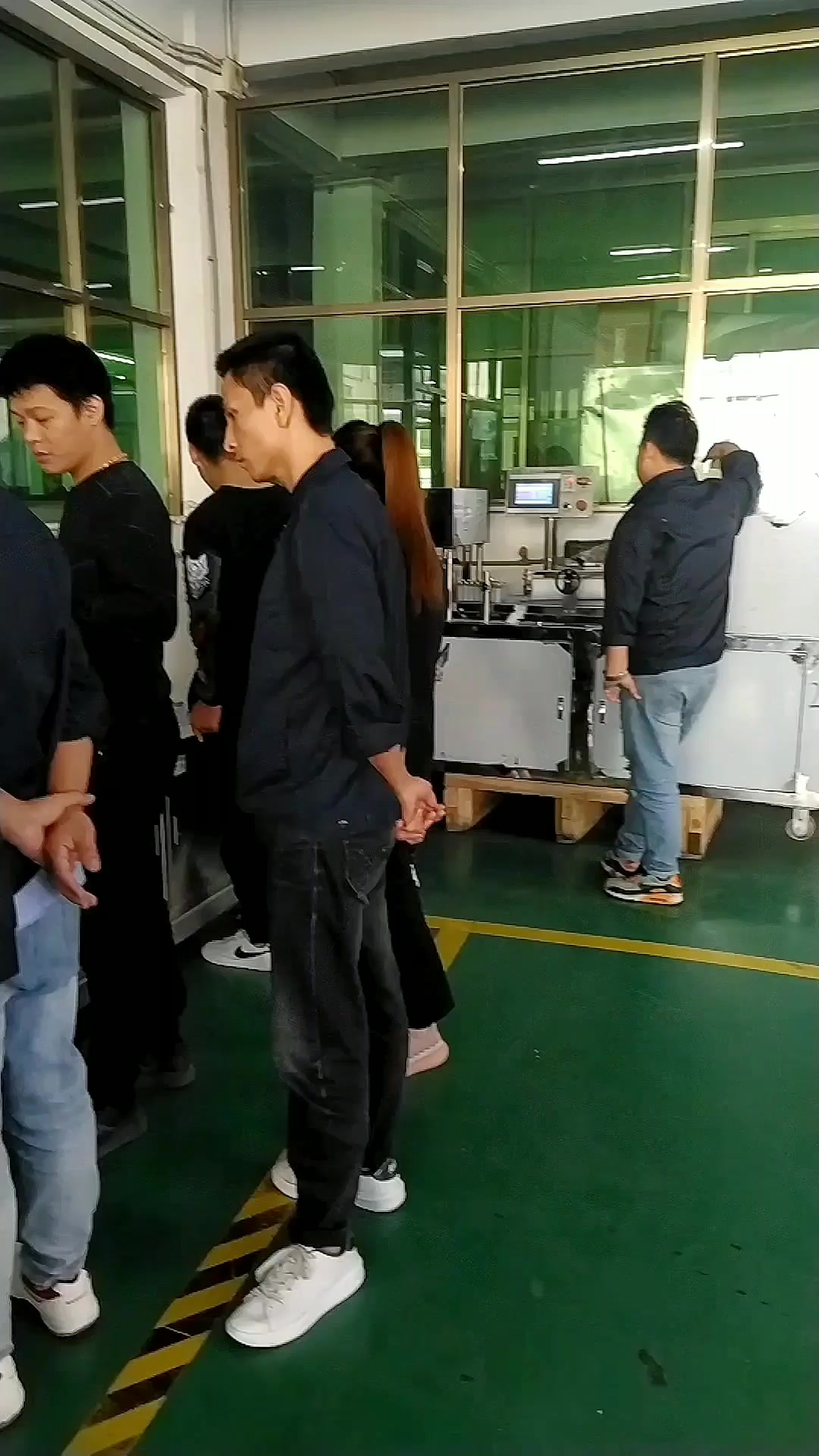 客户正在看试机,包子机包包子,垫纸机垫上包纸,再由排盘摆盘。