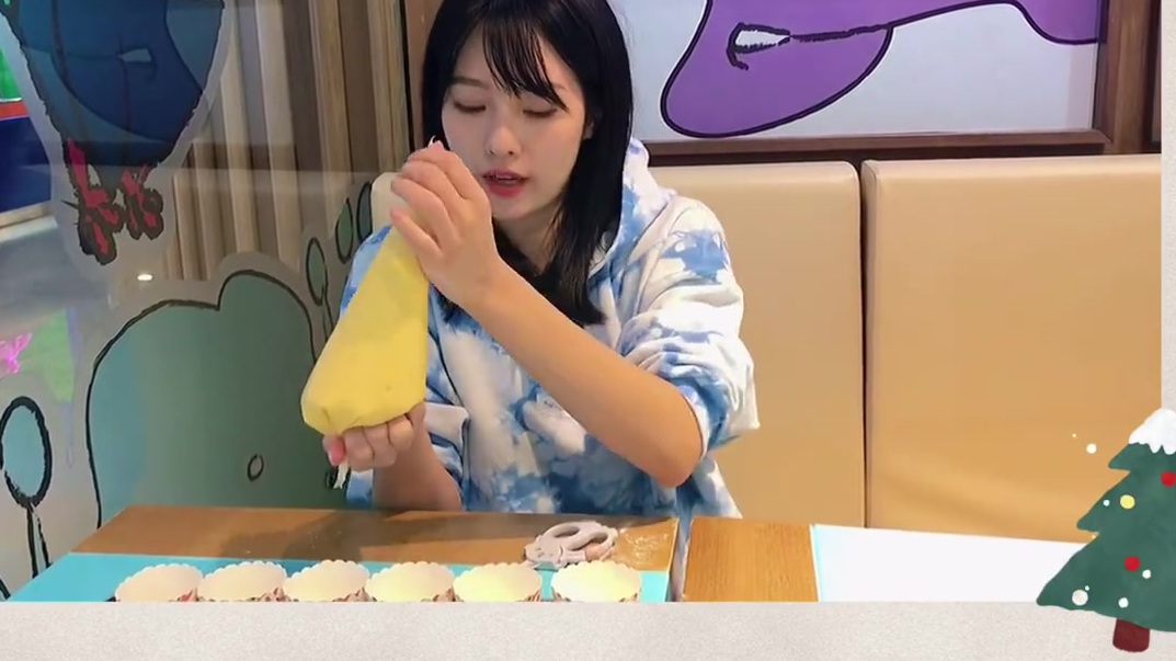 叮咚!圣诞节快到了????突然想来做一个圣诞节版本纸杯蛋糕????哈哈哈感觉我的第一次甜品DIY还不算