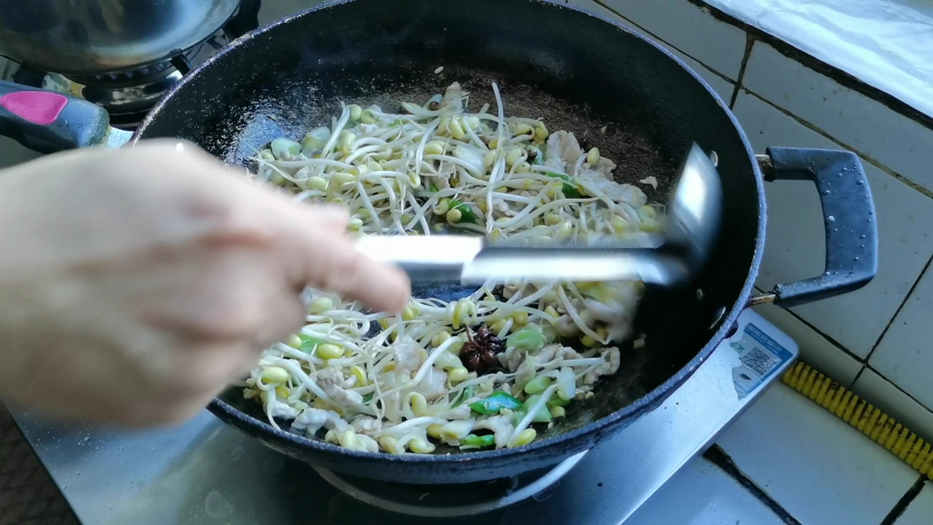 味美料足炝锅面,配上麻辣卤鸭架,吃得大汗淋漓