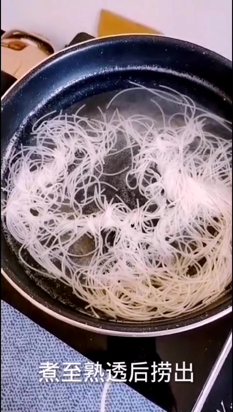 蔬菜面条鸡蛋糕11个月以上宝宝辅食,很适合锻炼宝宝自己吃饭