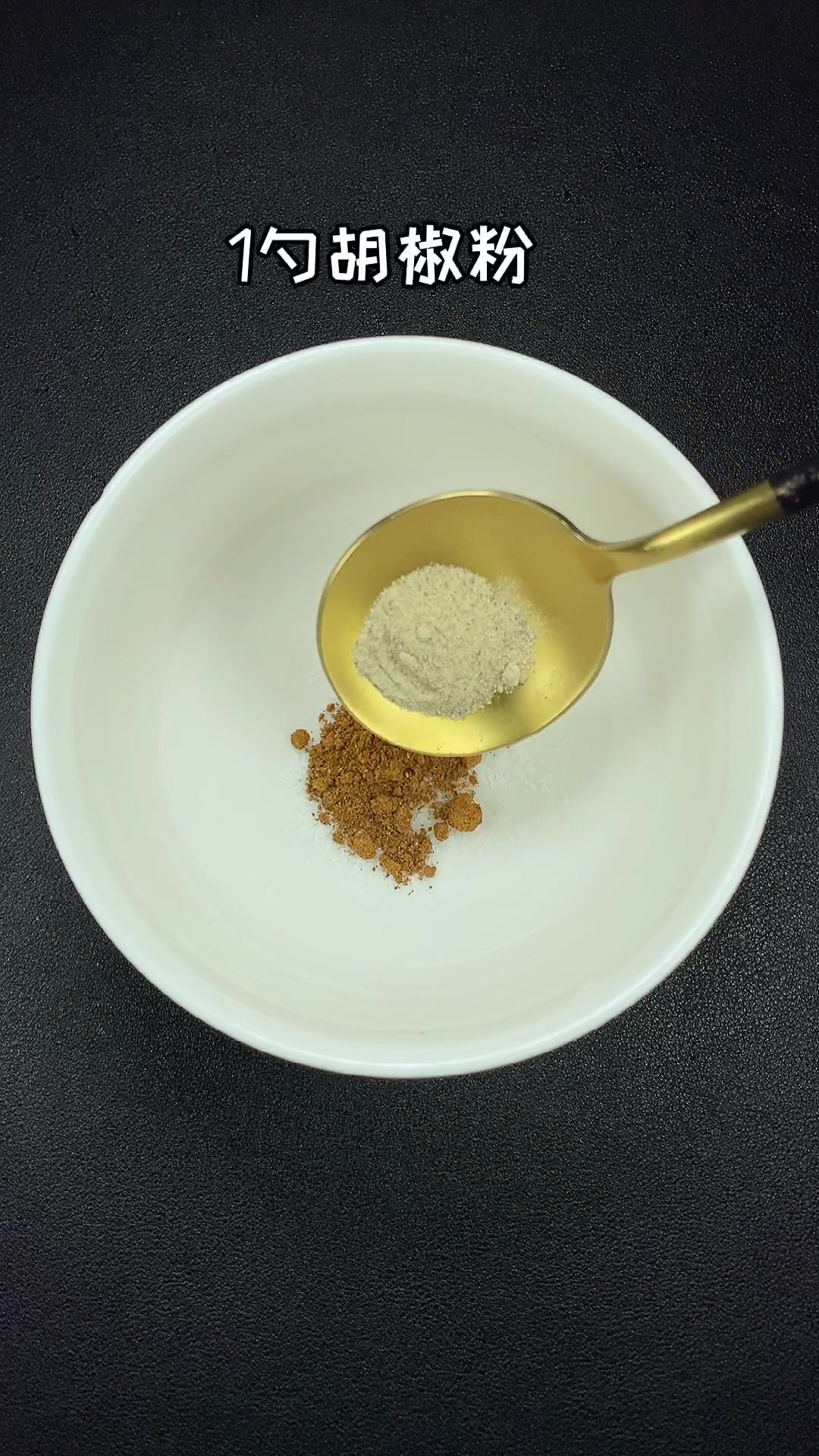 你知道烤鸡要怎么做才能表皮酥脆又好吃吗?很多人第一步就做错了
