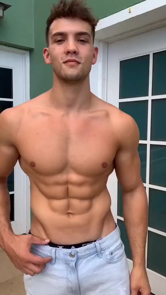 肌肉男:双胞胎外国小哥又来了,你觉得哪一位的肌肉更明显?