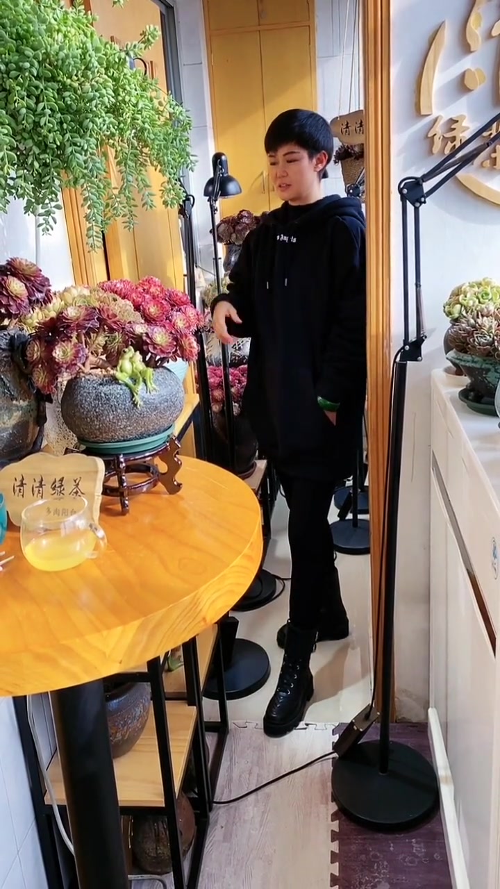 娶了位爱养花的妻子,阳台的这幕,这是住人还是养花啊?