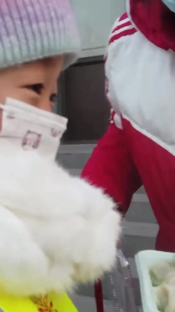 冬至幼儿园小朋友煮好饺子,第一时间送到消防员嘴里