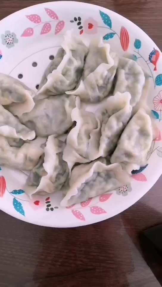 韭菜鸡蛋虾仁馅儿的饺子。好鲜亮啊。