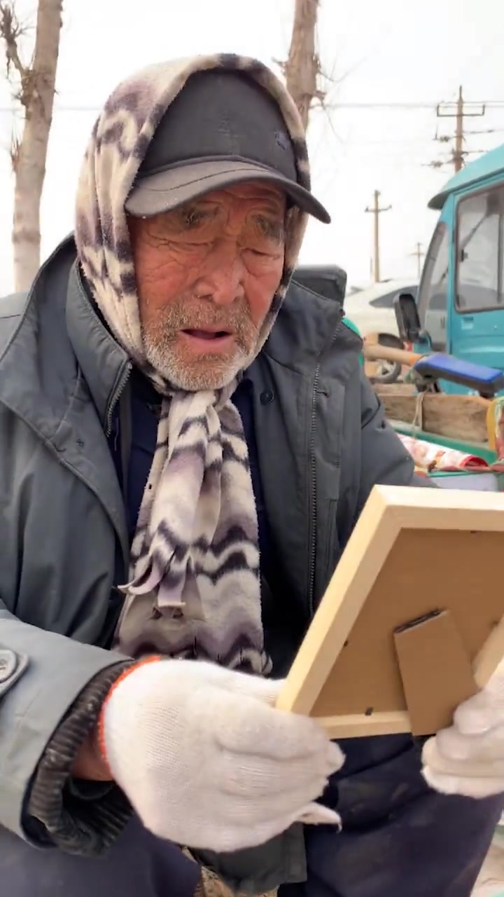 卖菜爷爷没认出照片里的自己 你有多久没照相了?现在的你,还认识你自己吗?
