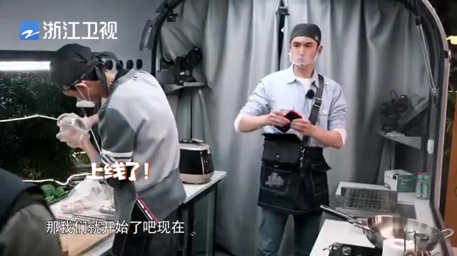 @徐艺洋笑出鹅的表情包 @徐艺洋 化身行走的大白鹅,在线表演仰天长笑,秦霄贤 :“没想到这