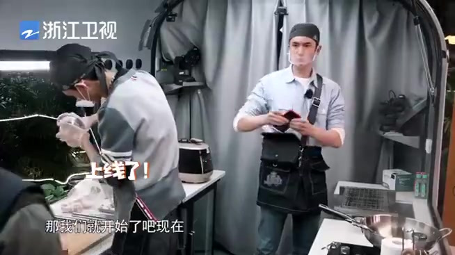 天呐,徐艺洋这个笑声简直和那个鹅笑表情包一模一样,哈哈哈哈哈哈哈哈憨憨美女的笑声真的太有传