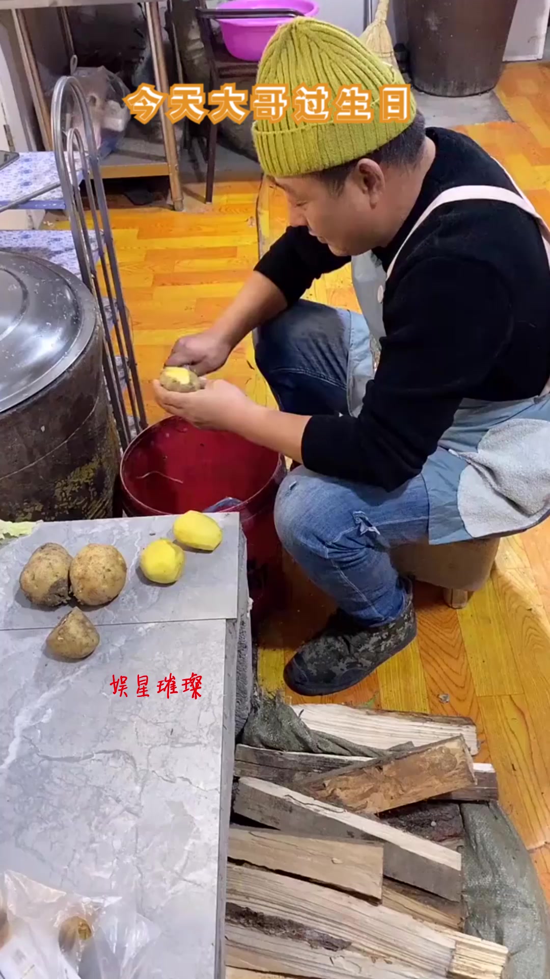 东北夫妻的日常生活,今天大哥过生日,大姐特意去买了生日蛋糕!