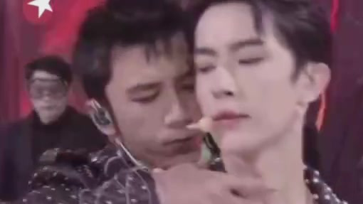 #肖顺尧摸于朦胧脖子#  这也太震撼了吧,起鸡皮疙瘩了,怪不得连杨幂也震惊了!!! 于朦胧