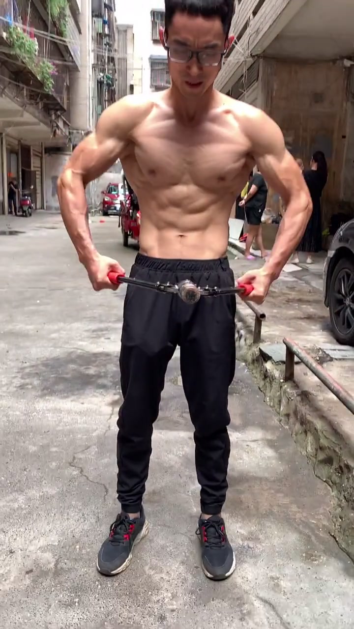 肌肉男:就这一身肌肉,我要吊打10个键盘侠