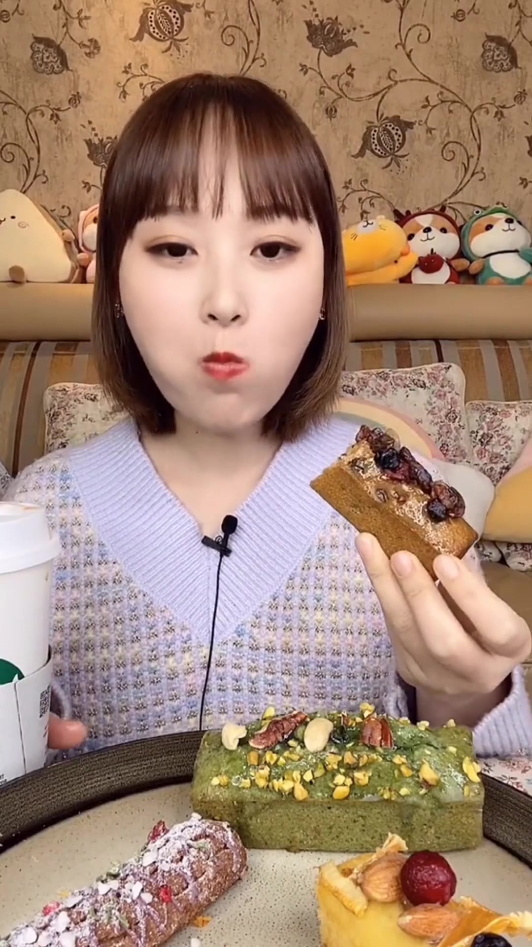 在家品尝蛋糕星巴克,小资生活感受一下,多么舒适!