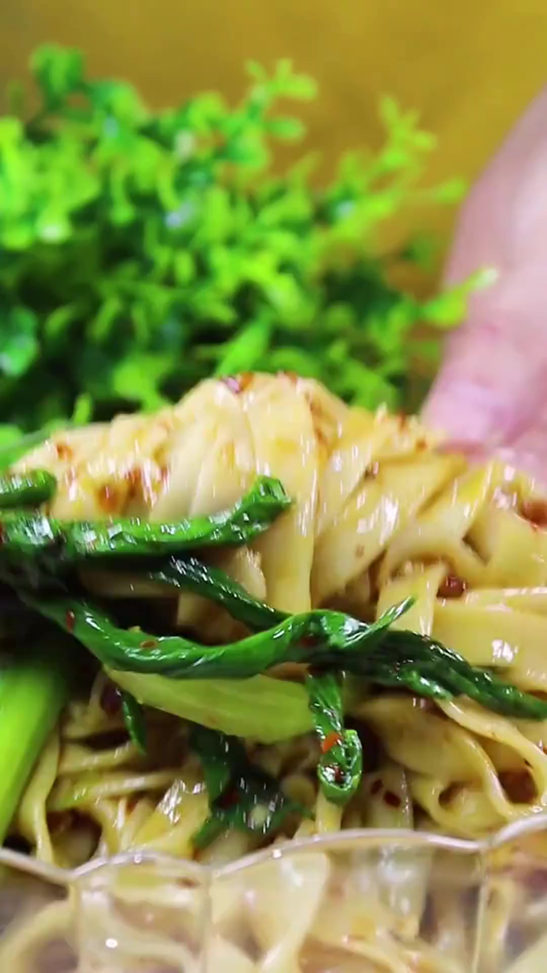 油泼面是陕西传统的特色面食之一