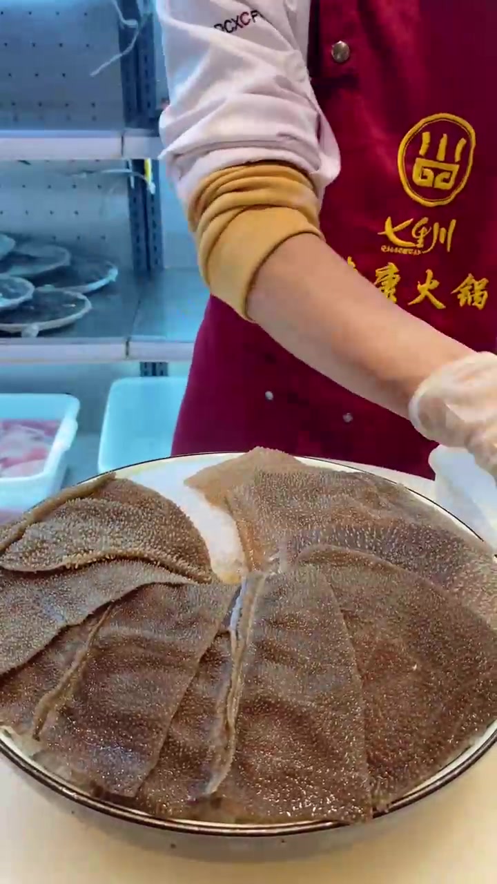 原来毛肚是这样摆盘的,火锅店拍到这一幕,瞬间感觉被骗了