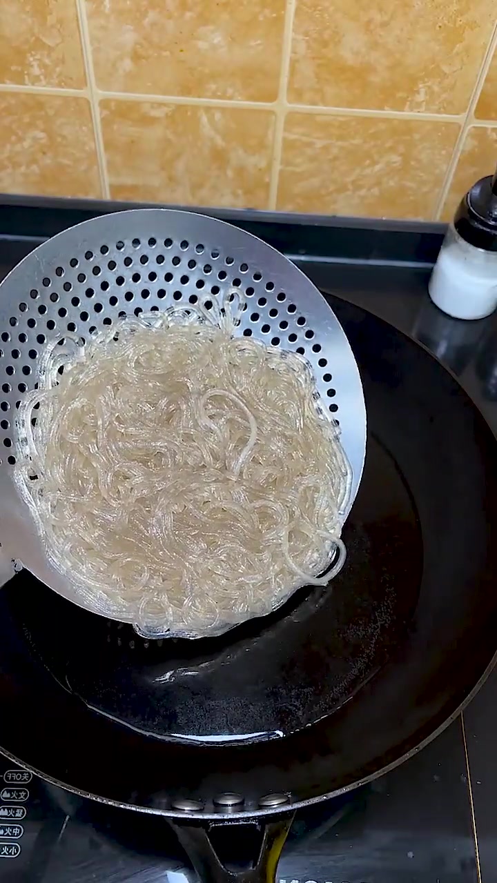 大头菜炒粉条的家常做法,粉条不坨的技巧全在这
