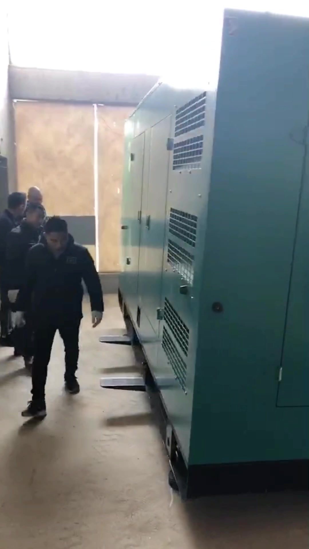 长沙发电机:湖南金元源酱板鸭采购玉柴300kw静音发电机组一台