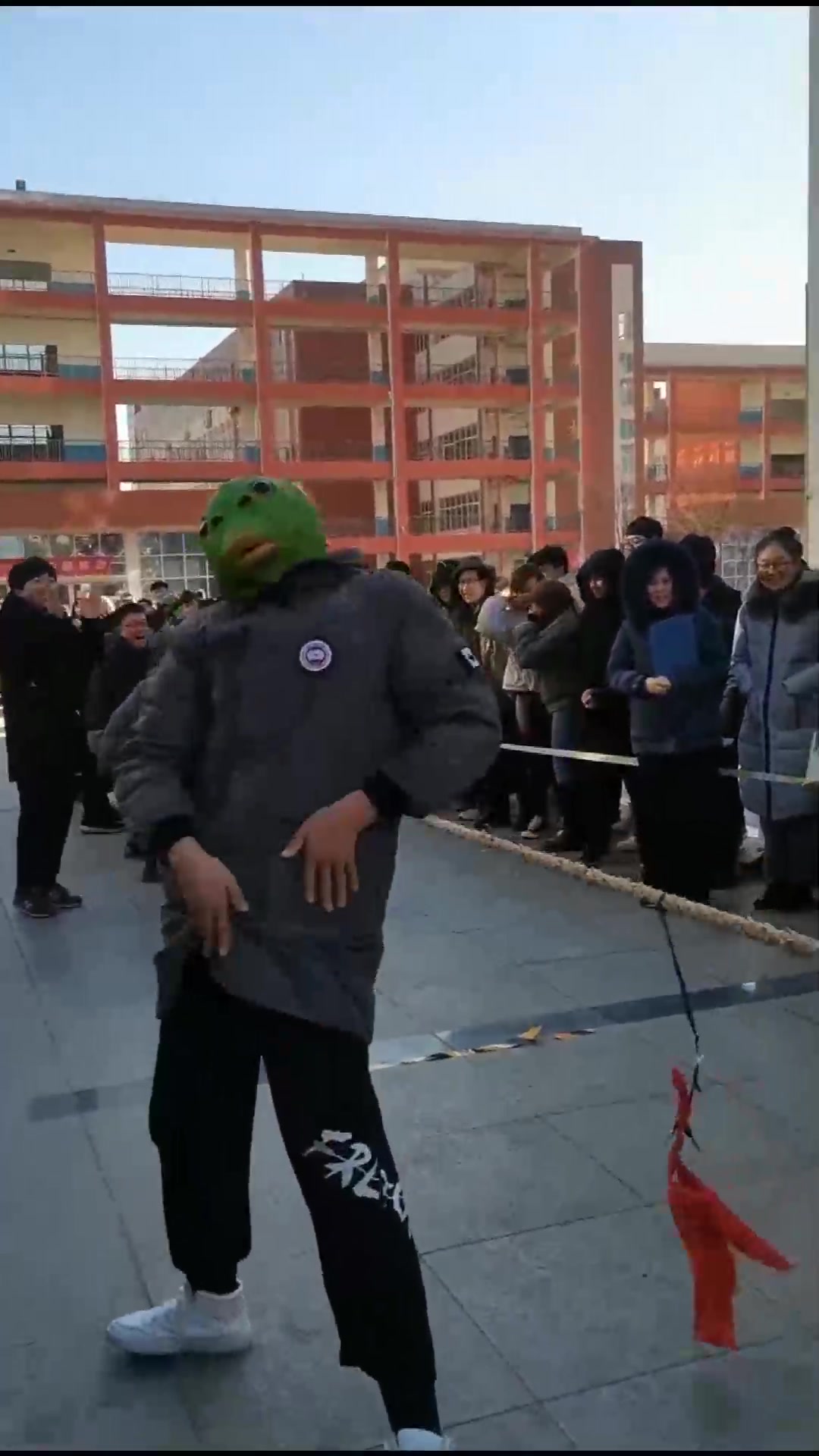 拔河比赛千万别带绿头鱼头套,眼前这一幕,就是活生生的例子!