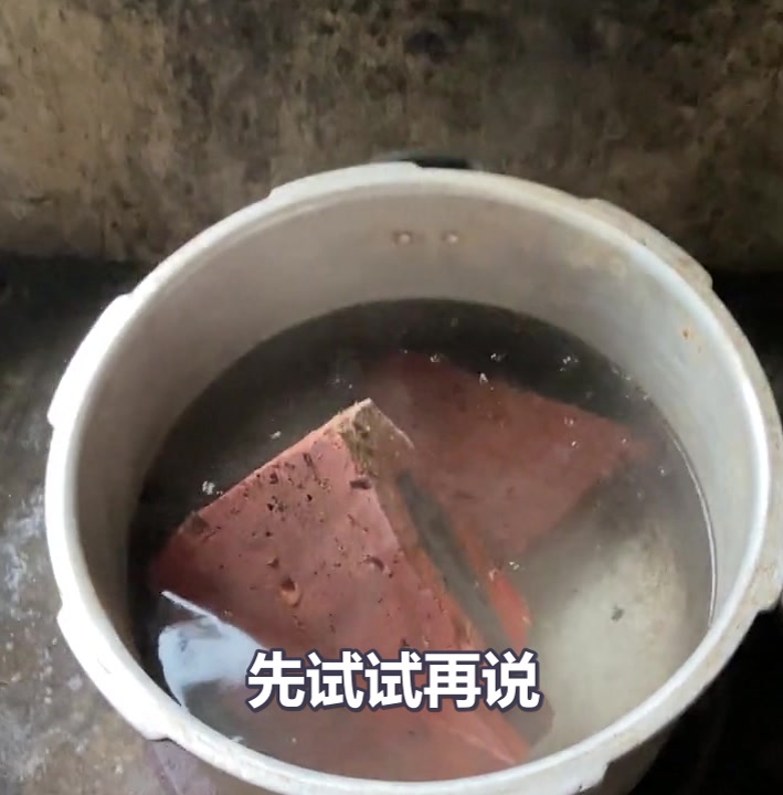 搞笑集锦:这只老虎太惨了,被自己的晚餐给干了